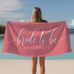 Braut zu rosa Hen Party Personalisiert Strandtuch<br><div class="desc">Feiern Sie die zukünftige Braut mit diesem schicken, anpassbaren Strandtuch "Bride to Be". Dieses elegante, weiße Handtuch eignet sich ideal für Henne-Party, Strandbachelorettenausflüge oder einen Tag am Wellness-Center. Es wurde speziell dafür konzipiert, um den Festlichkeiten eine persönliche Touch zu verleihen. Mit weichem, absorbierendem Stoff gefertigt, garantiert es Komfort und Langlebigkeit....</div>