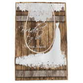 Braut zu sein - rustikales Holz und weiße Spitzen- Mittlere Geschenktüte (Vorderseite)