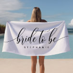 Braut zu weißem Party Personalisiert Strandtuch<br><div class="desc">Feiern Sie die zukünftige Braut mit diesem schicken, anpassbaren Strandtuch "Bride to Be". Dieses elegante, weiße Handtuch eignet sich ideal für Henne-Party, Strandbachelorettenausflüge oder einen Tag am Wellness-Center. Es wurde speziell dafür konzipiert, um den Festlichkeiten eine persönliche Touch zu verleihen. Mit weichem, absorbierendem Stoff gefertigt, garantiert es Komfort und Langlebigkeit....</div>