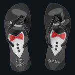 Bräutigam-Smokings-Gewohnheit Badesandalen<br><div class="desc">Bräutigam Tuxedo drehen Reinfälle um! Personifizieren Sie und addieren Sie die Braut- und Bräutigamnamen. Das Hochzeitsdatum,  auch. Braut drehen Reinfälle sind auch verfügbar um.</div>