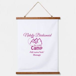 Brautjungfer im rosa Camp - Name Datum Jahr Jungge Wandteppich Mit Holzrahmen