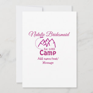 Brautjungfer im rosa Camp-Outfit mit Name Datum Ja Einladung