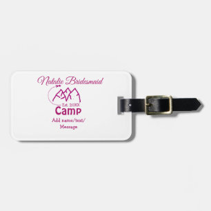 Brautjungfer im rosa Camp-Outfit mit Name Datum Ja Gepäckanhänger
