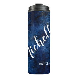 Brautjungfer mit Namen in Navyblauer Wasserfarbe Thermosbecher