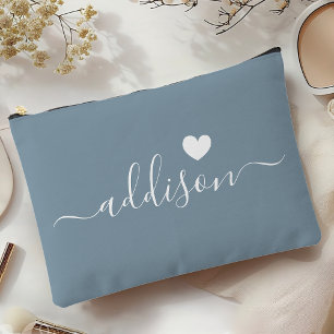 Brautjungfer Moderne Schrift Staubblau Herz Zubehörtasche