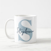 Brautjungfer | Moderne Staubblaue Monogramm-Initia Kaffeetasse (Links)