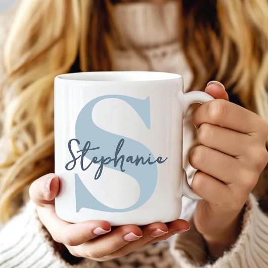 Brautjungfer | Moderne Staubblaue Monogramm-Initia Kaffeetasse