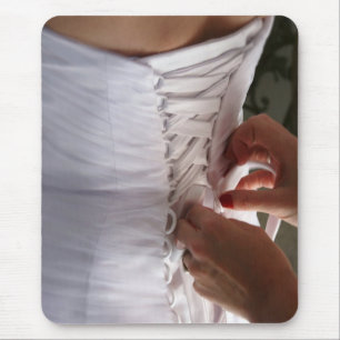 Brautjungfer schnürt Hochzeitskleid Fotografie Mousepad