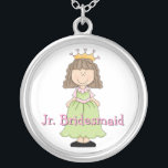 Brautjungfern-Geschenk-Halskette Prinzessin-jr. Versilberte Kette<br><div class="desc">Süße jr.-Brautjungferngeschenkhalskette,  mit Grafiken einer kleines Mädchen Prinzessin,  mit Krone,  gegen einen weißen Hintergrund.  Rosa beschatteter Text liest jr.-Brautjungfer.  Große Halskette die jungen Mädchen,  im Hochzeits-Party,  schätzt. Fertigen Sie den Text besonders an,  um Ihren Bedarf zu passen.</div>