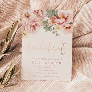 Brautjungfernenparty mit Dusty Rose Blumen und Ros Folieneinladung