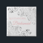 Brautjungname Tag Pink & Gray Button<br><div class="desc">Identifizieren Sie die Hauptakteure Ihres Brautparty, Ihrer Hochzeit oder Ihres Abendessens mit unseren eleganten, rosa & grauen Tasten. Dieser Knopf wurde für die Koordination mit unserer rosa & grauen eleganten Hochzeitssuite konzipiert und verfügt über eine Silver Imitate Folie, die auf einem weißen Hintergrund geblüht ist. Die rosa Textlektüre von Bridesmaid...</div>