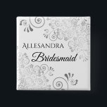 Brautmädchen Hochzeit Tag Extravagant Silver Filig Button<br><div class="desc">Identifizieren Sie die Hauptakteure Ihres Brautparty, Ihrer Hochzeit oder Ihres Probe-Dinners mit unseren eleganten Silver Imitate Folientasten. Dieser Knopf wurde für die Koordination mit unserer Silver Foil Wedding Suite konzipiert. Er enthält eine Silver Imitate Folie, die auf einem weißen Hintergrund geblüht ist. Perfekt als Gutes oder Geschenk für die Mitglieder...</div>