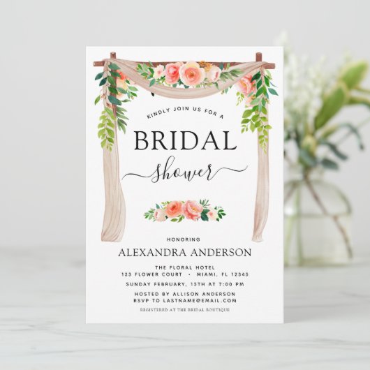 Brautparty Coral Peach Blumengrün Arch Einladung (Stehend Vorderseite)