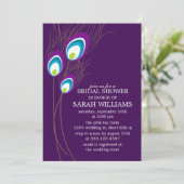 Brautparty der Lila Pfauenfedern Einladung (Stehend Vorderseite)