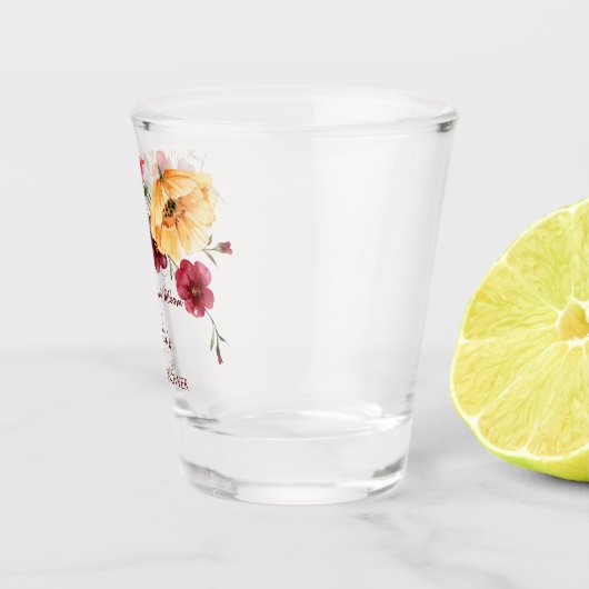 Brautparty gibt bordeauxfarbene Wildblumen Schnapsglas (Rechts)