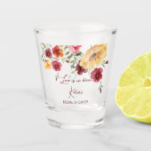 Brautparty gibt bordeauxfarbene Wildblumen Schnapsglas (Vorderseite)