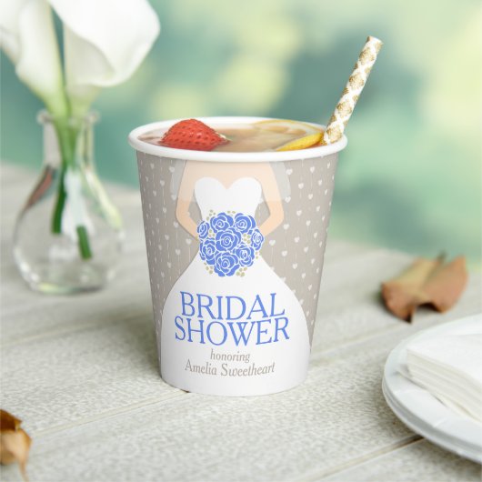 Brautparty Hochzeit weißes Kleid blaue Rose Pappbecher (In Situ)