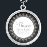 Brautparty Jewelry Classic Baroque Swirl Circle Versilberte Kette<br><div class="desc">FARBPALETTE: Schwarz, Weiß und Silber "metallisch". DESIGN COLLECTION: Die passende Bräunenkette für Hochzeiten oder Jubiläum. Benutzen Sie für Ihre Brautmädchen, Trauzeugin, Blume Mädchen und jedes Brautparty Mitglied. Dieses originelle Kunstwerk wurde für eine moderne und zeitgenössische Hochzeitskollektion mit Vintagem Stil entworfen. Das Dekordesign eines barocken Druckers wird in silbermetalischen Filigree mit...</div>
