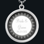 Brautparty Jewelry Classic Baroque Swirl Circle Versilberte Kette<br><div class="desc">FARBPALETTE: Schwarz, Weiß und Silber "metallisch". DESIGN COLLECTION: Die Halskette der Braut für Hochzeiten oder Jubiläum. Auch in einer Bridesmaid, Trauzeugin und Brautparty-Version erhältlich. Dieses originelle Kunstwerk wurde für eine moderne und zeitgenössische Hochzeitskollektion mit Vintagem Stil entworfen. Das Dekordesign eines barocken Druckers wird in silbermetalischen Filigree mit dreidimensionalem 3D-Aussehen gerendert....</div>