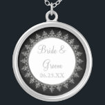 Brautparty Jewelry Classic Baroque Swirl Circle Versilberte Kette<br><div class="desc">FARBPALETTE: Schwarz, Weiß und Silber "metallisch". DESIGN COLLECTION: Die Halskette der Braut für Hochzeiten oder Jubiläum. Auch in einer Bridesmaid, Trauzeugin und Brautparty-Version erhältlich. Dieses originelle Kunstwerk wurde für eine moderne und zeitgenössische Hochzeitskollektion mit Vintagem Stil entworfen. Das Dekordesign eines barocken Druckers wird in silbermetalischen Filigree mit dreidimensionalem 3D-Aussehen gerendert....</div>