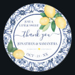 Brautparty Lemons Mediterranean Danke Runder Aufkleber<br><div class="desc">Fügen Sie dem Design den Wortlaut hinzu. Für weitere Änderungen (Schriftart, Stil des Schriftartes, Entfernen oder Verschieben von Elementen, andere Formulierung ändern), klicken Sie auf Personalisieren, scrollen Sie nach unten und klicken Sie auf den Link "Klicken Sie auf, um weiter anzupassen". ** Bitte lesen Sie die vollständige Auflistung für die...</div>