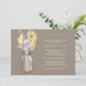 Brautparty Mason Jar und Wildblumen Einladung (Stehend Vorderseite)