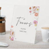 Brautparty mit farbigen Blumenfavoriten Sockelschild (In SItu)