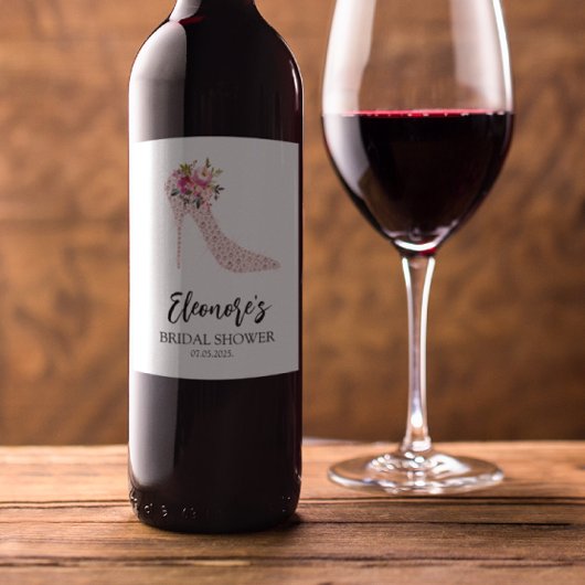 Brautparty mit rosa High Heels Weinetikett