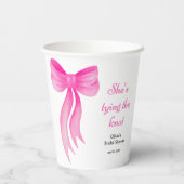 Brautparty mit rosa Schleife - Sie macht den Knote Pappbecher (Rückseite)