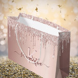 Brautparty Rose Gold Glitzer rosa Monogramm Große Geschenktüte<br><div class="desc">Eine Geschenktasche für ein mädchenhaftes und glamouröses Brautparty, Junggeselinnen-Abschied. Ein Imitat Rose goldener Hintergrund mit eleganten rosa und Rose Gold Glitzer Tropfen, Farbe Tropflook. Personalisieren und fügen Sie einen Namen und einen Monogrammbuchstaben hinzu. Der Name ist bordeauxrot geschrieben mit einem modernen handgeschriebenen Stil-Skript mit Swashes. Um die Swashes behalten, löschen...</div>