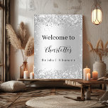 Brautparty silber Glitzer Namensskript willkommen Poster<br><div class="desc">Ein Brautparty heißt Poster willkommen. Ein stilvolles Imitat silber aussehender Hintergrund mit Imitaten Glitzer Glitzern. Personalisieren und einen Namen hinzufügen. Schwarze Buchstaben.</div>