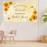 Brautparty-Sonnenblumen Honigwabenbraut zu Biene Banner<br><div class="desc">Ein gelbes und goldenes Wabenmuster als Hintergrund. Mit hellgelben und orangefarbenen Sonnenblumen und glücklichen Hummeln dekoriert. Mit dem Text: Willkommen. Personalisieren und fügen Sie den Namen der Braut zu Biene. Der Text: Bride to Bee und Brautparty ist mit einem modernen,  handgeschriebenen Stil geschrieben. Ideal als Party-Wanddekoration oder als Willkommensschild.</div>