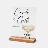 Brautparty-Tisch mit Karten und Geschenken im Coqu Acrylschild (Winkel)