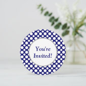 Brautparty White Polka Dots auf blaue Einladung (Stehend Vorderseite)