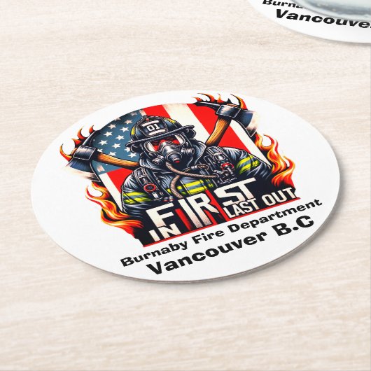 Braver Feuerwehrmann bereit Runder Pappuntersetzer (Angewinkelt)