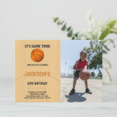 Brawn Basketball Geburtstagseinladungen mit Foto Einladung (Stehend Vorderseite)