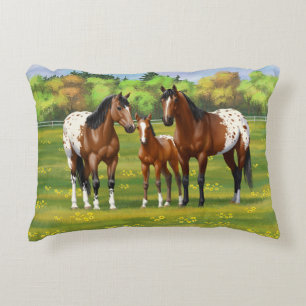 Brawn Bay Appaloosa Pferde im Sommer Weide Dekokissen