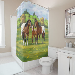 Brawn Bay Appaloosa Pferde im Sommer Weide Duschvorhang