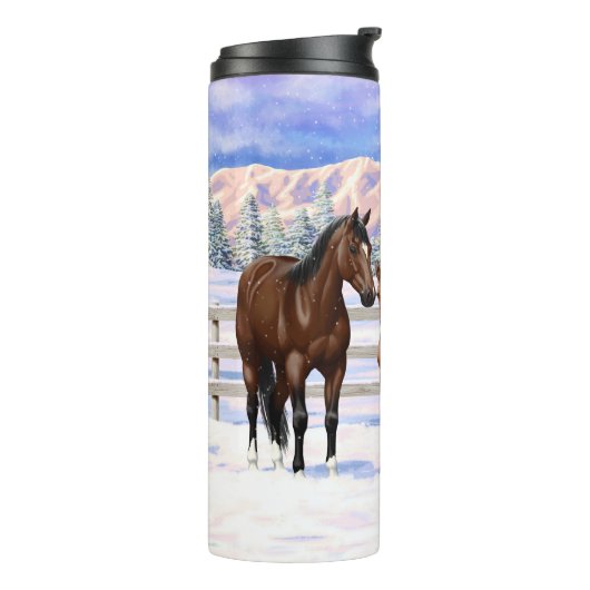 Brawn Bay Quarter Pferde im Schnee Thermosbecher (Nach links gedreht)
