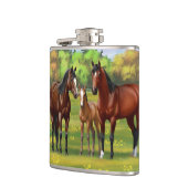 Brawn Bay Quarter Pferde im Sommer Weide Flachmann (Links)