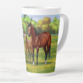 Brawn Bay Quarter Pferde im Sommer Weide Milchtasse (Rechte Ecke)