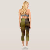 Brawn Blur Hintergrund Capri Leggings (Rückseite)