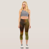 Brawn Blur Hintergrund Capri Leggings (Vorderseite)
