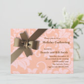 Brawn Bow Coral Damask Urlaub Einladung (Stehend Vorderseite)