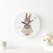 Brawn Bunny in einem floralen Kleid Große Wanduhr (Zuhause)