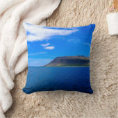Brawn Cliff in Meeresnähe Kissen (Decke)