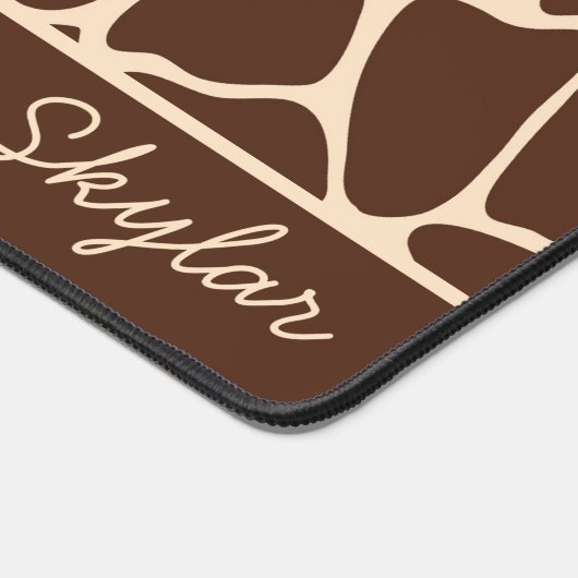 Brawn Giraffe Animal Print Custom Curry Name Schreibtischunterlage (Ecke)
