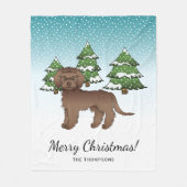 Brawn Mini Goldendoodle Hund in einem Winterwald Fleecedecke (Vorderseite)