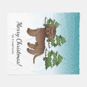 Brawn Mini Goldendoodle Hund in einem Winterwald Fleecedecke (Vorderseite (Horizontal))