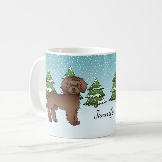 Brawn Mini Goldendoodle Hund in einem Winterwald Kaffeetasse (Vorderseite Links)